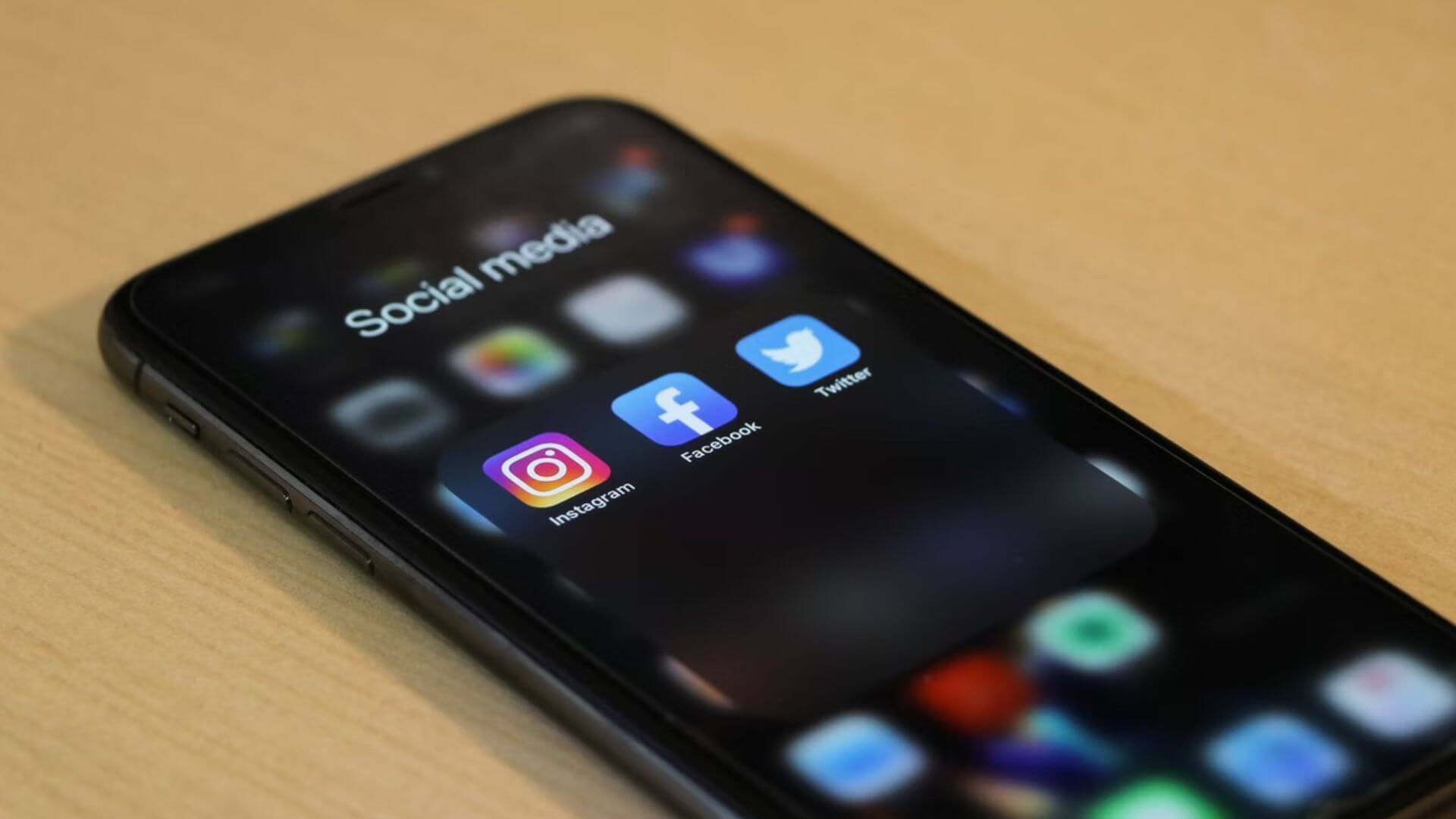 κρίση στις σελίδες των Social Media Account σας